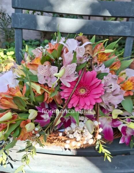 Cesto con fiori primaverili.